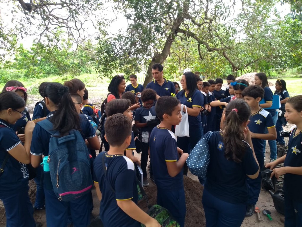 Alunos do CENAZA na Fazenda Escola de São Luís. 