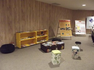 Loft com moveis feitos de materiais reaproveitados