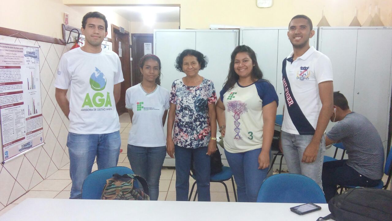 Ação sensibilizadora e entrega de cartilhas no laboratório do Curso de Química