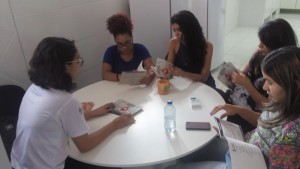 Entrega de cartilhas no Laboratório de Biologia Molecular 