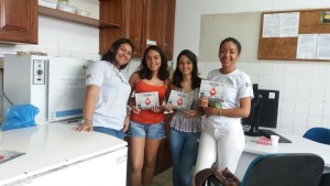 Entrega de cartilhas educativas no Lab de morfofisiologia