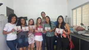 Entrega de cartilhas educativas no Laboratório de parasitologia