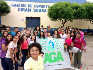 Alunos participantes da trilha ecológica  guiada pelo professor Francisco Costa.
