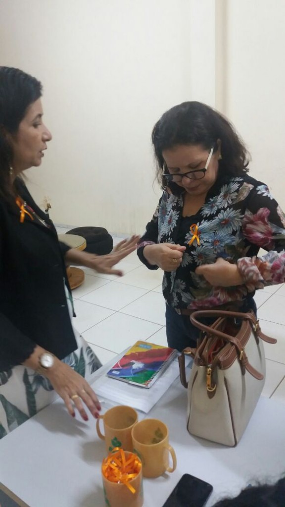 Distribuição de laços laranjas, símbolo da campanha.