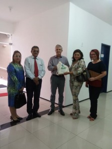 Reitor entrega  Kit para a assessora do Ministro do Meio Ambiente e Superintendente do IBAMA