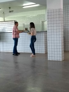 Entrega de pirulitos aos usuários do RU que consumiram toda a sua comida