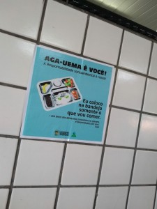 Adesivagem na parede do RU