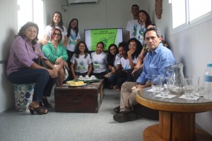 Equipe AGA/UEMA e parceiros explicando um pouco sobre o projeto para a Assessora do Ministro de Meio Ambiente