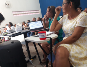 ALUNOS E ALUNAS DO PROGRAMA COM SUA CANECA