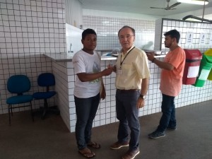 ENTREGA DE BOMBONS INCENTIVANDO A REDUÇÃO DOS DESPERDÍCIOS NA BANDEJA