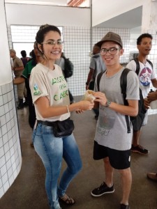 ENTREGA DE CANECAS AOS CALOUROS
