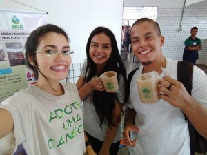 ENTREGA DE CANECAS AOS CALOUROS