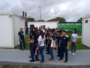 Alunos na Vila dos Contêineres 
