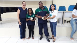 Entrega de canecas aos colaboradores que não haviam recebido.