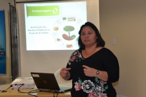 Profa. Dra. Ariadne Rocha ministrando o minicurso sobre Compostagem