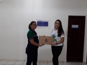 Caixas sendo entregue a colaboradora da LIBERTY