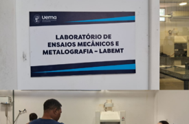 Visita técnica ao Laboratório de Ensaios Mecânicos e Metalografia, localizado no Centro de Ciências Tecnológicas (CCT/UEMA). 